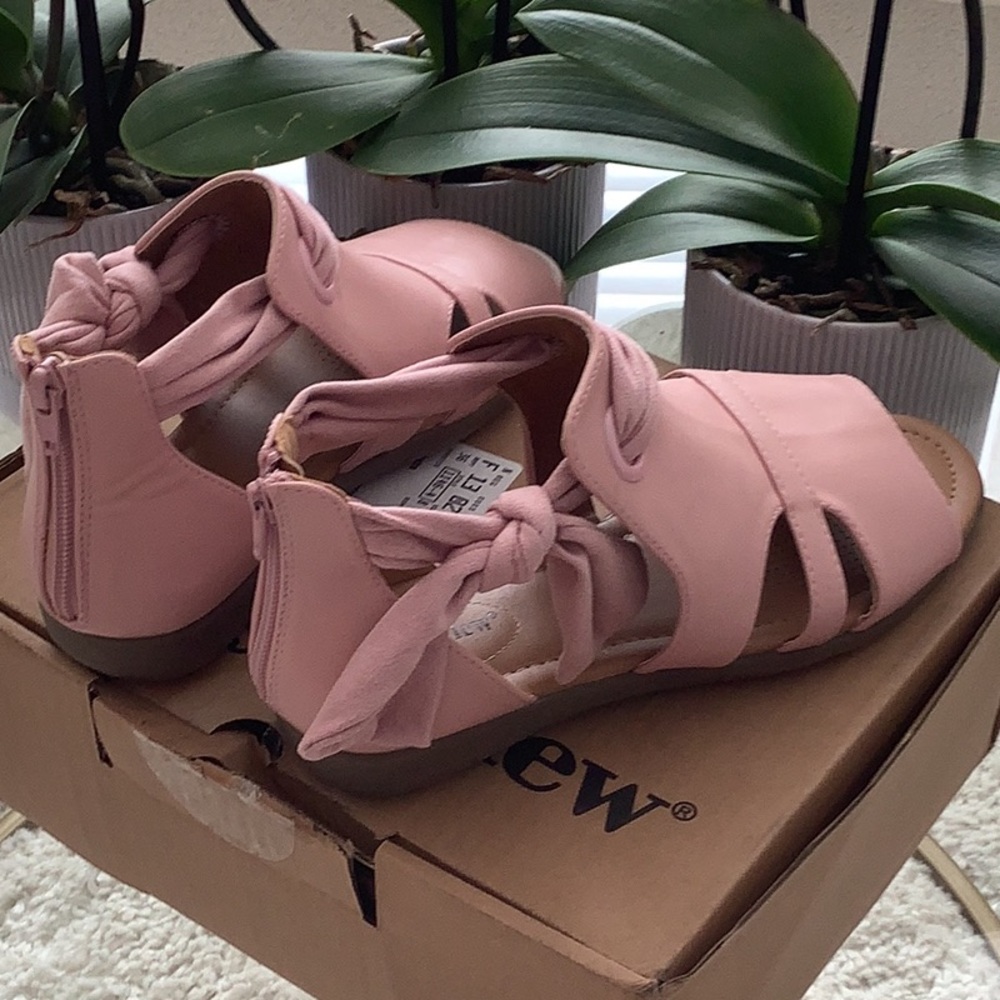 Pink Women's Sandals with Ties. Size 9.5 Wide New in Box